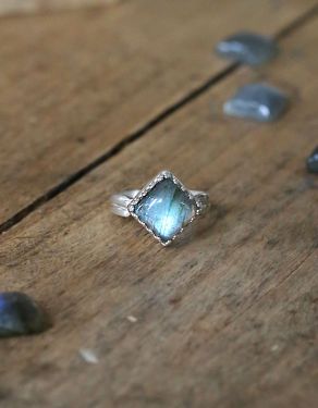 "Kadri" silver and Labradorite ring